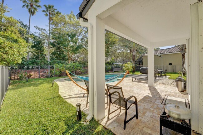 Foto del edificio - 1367 Camellia Cir