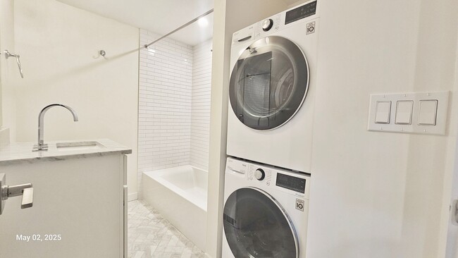 Building Photo - Modern 1 Bed, 1 Bath in Prime Roosevelt Lo...