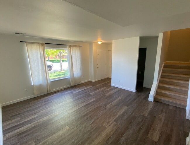 Building Photo - Spacious 2BR Townhome in Denver