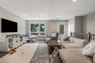 Building Photo - 499 Sunset Terrace