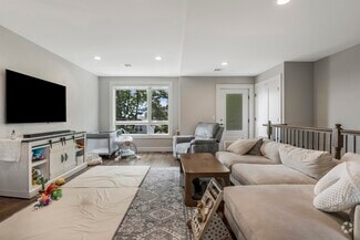 Building Photo - 499 Sunset Terrace