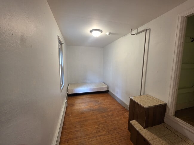 Building Photo - 2305 1/2 2nd Ave W