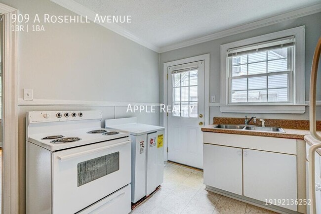 Building Photo - 909 Rosehill Ave