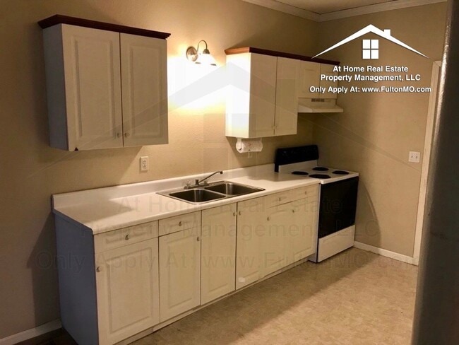 Building Photo - 808 Center St