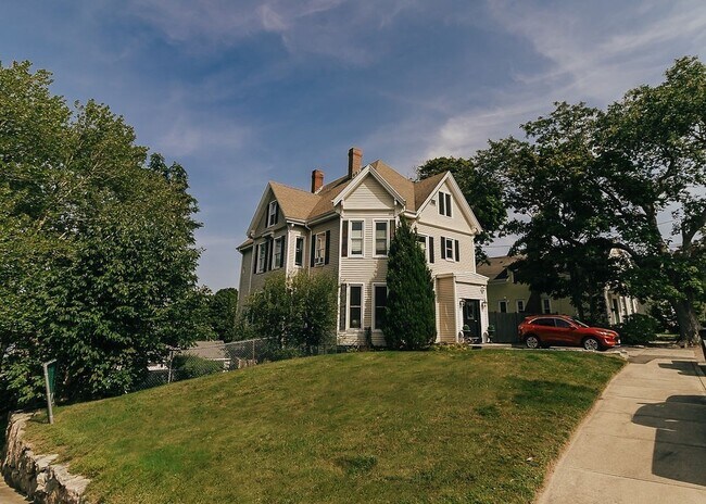 Building Photo - 13 Whiting St