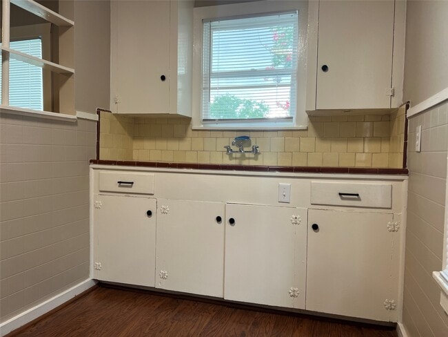 Building Photo - 220 Stiles St