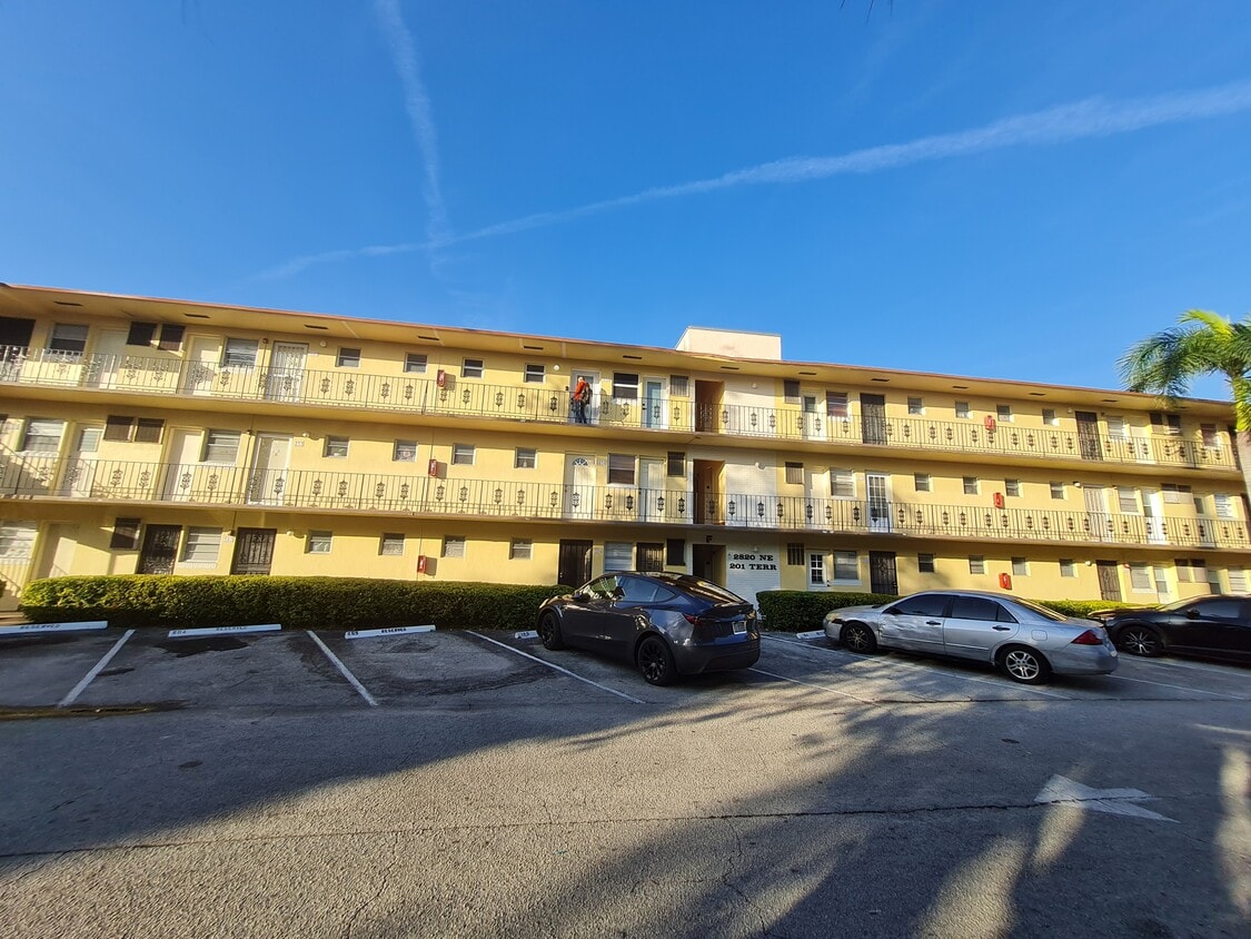 Primary Photo - 20200 NE 27th Ct