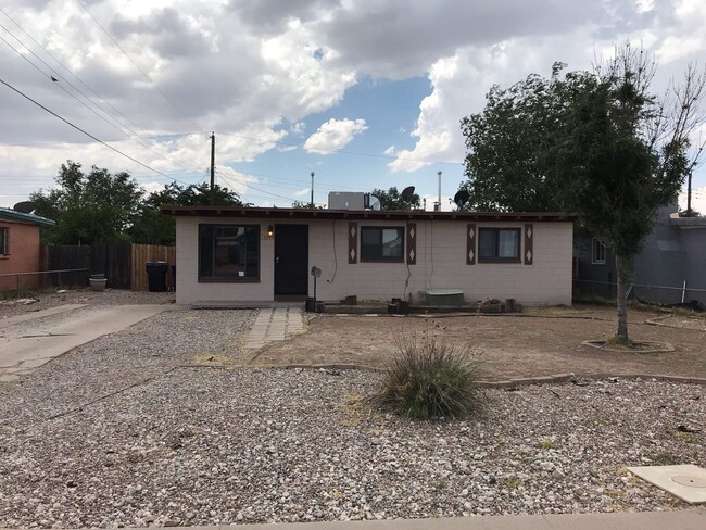 Building Photo - Nice 3 bedroom in Mesa Village. Great loca...