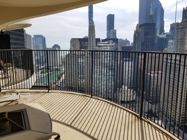 Building Photo - 300 N State St