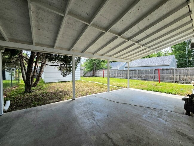 Building Photo - Beautiful 2 bedroom 1 bath Upstairs unit