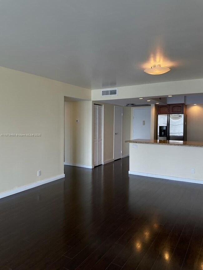 Building Photo - 1000 Parkview Dr