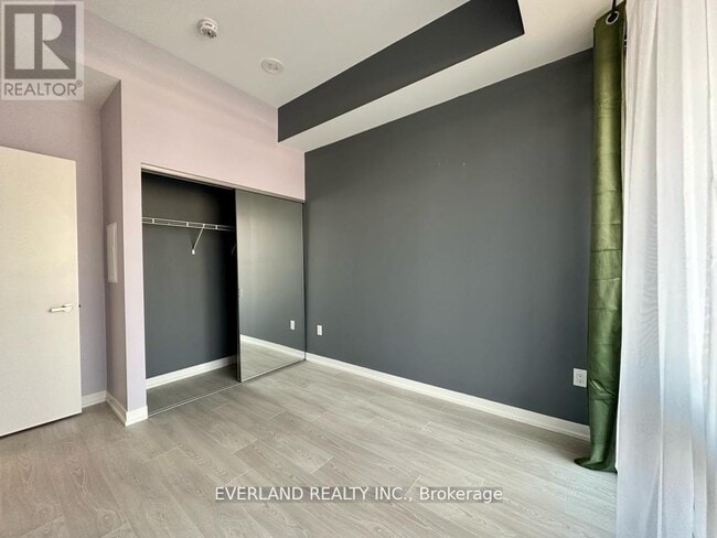 Photo du bâtiment - 8868-8868 Yonge St