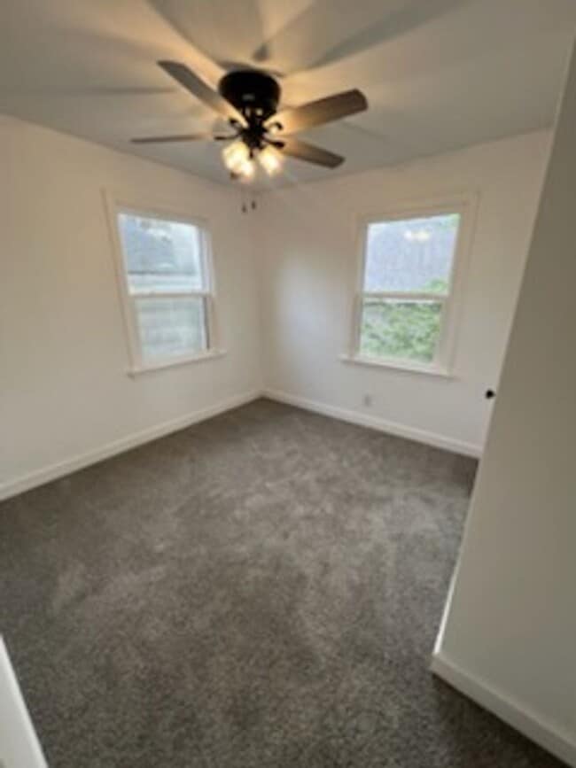 Building Photo - 706 Outer Park Dr