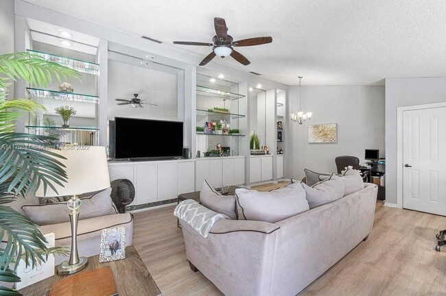 Foto del edificio - 9041 Sun Terrace Cir