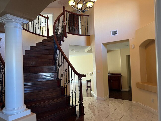 Foto del edificio - 6 bedroom Home With Pool and Basement