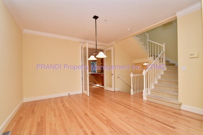 Building Photo - 3 Bedroom Larkspur Townhouse.