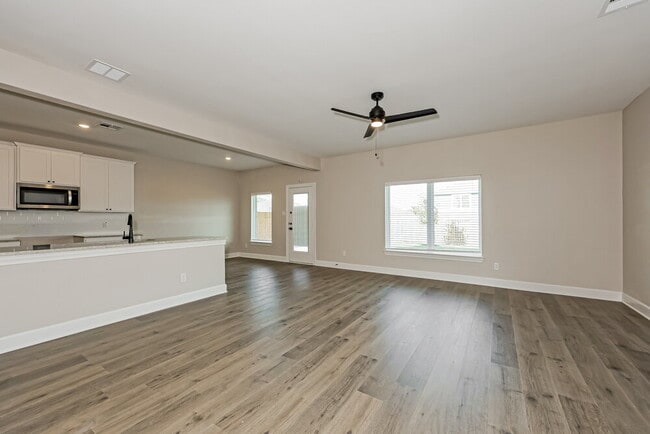 Building Photo - 308 Live Oak Ln