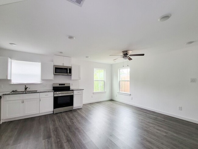 This newly constructed 3-bedroom, 2-bathroom unit offers modern living with 1,150 sq ft of space.... - This newly constructed 3-bedroom, 2-bathroom unit offers modern living with 1,150 sq ft of space.... House