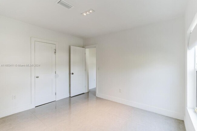 Building Photo - 248 Carlisle Dr