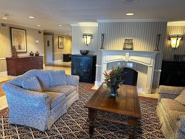 Building Photo - 1004 Paradise Rd