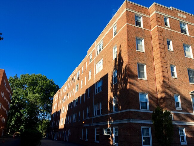 Barclay Condominiums Exterior - 19015 Van Aken Blvd