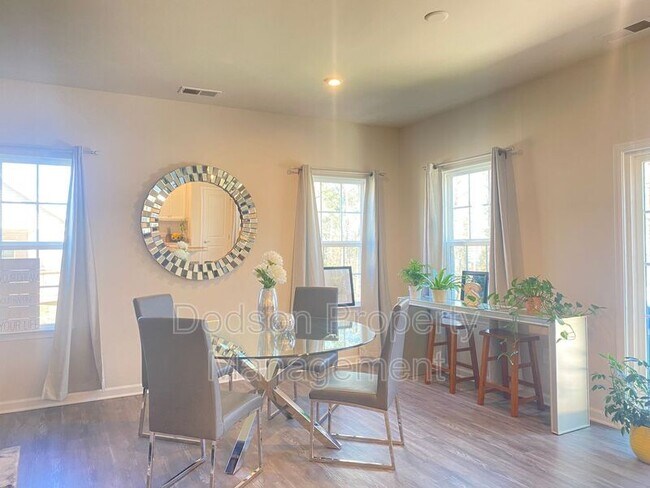 Foto del edificio - 4381 Kenmare Ln