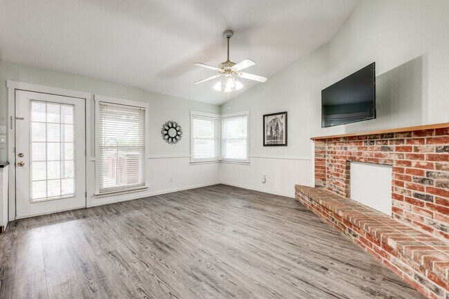 Building Photo - Large 4 bedroom, 3 full bath house in Town...