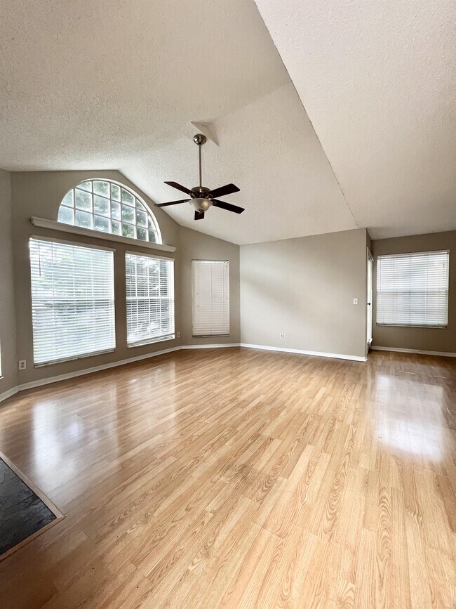 Foto del edificio - 662 Youngstown Pkwy