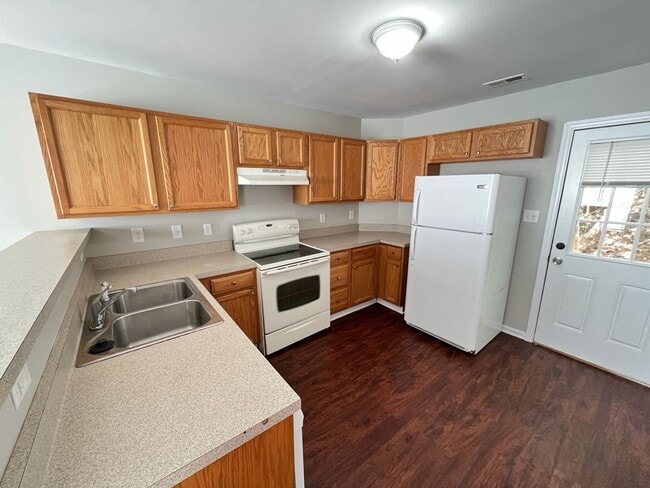 Building Photo - Desirable 3 Bedroom Raleigh Townhouse