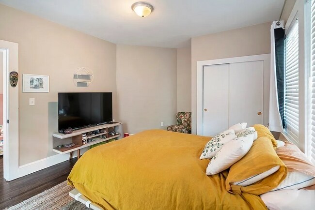 Foto del edificio - BEAUTIFUL 1 BEDROOM 1 BATHROOM