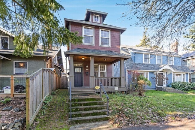 Foto del edificio - Beautiful 3-bdrm/2.5-bath contemporary craft home w/ lots of character. A/C, fireplace, fenced ba...