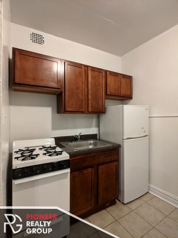 Building Photo - Charming studio with tons of natural light