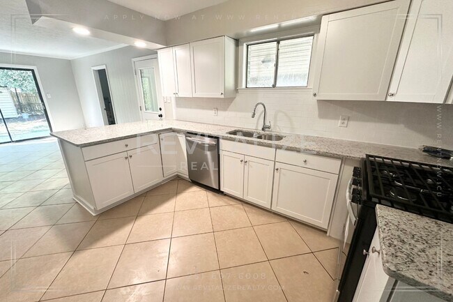 Building Photo - Completed Remodeled 3 Bedroom/2 Bath in Mo...