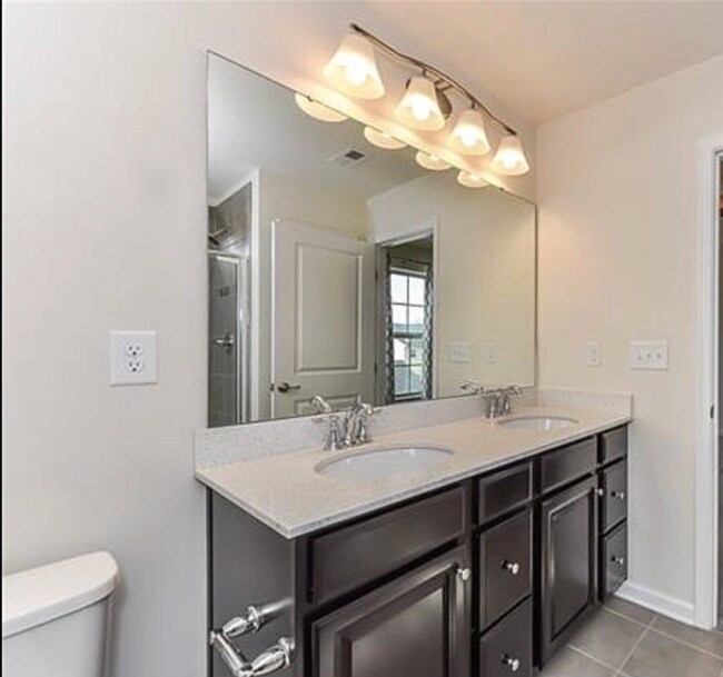 Foto del edificio - Beautiful 4BR Home w/ Garage Parking in Charlotte!