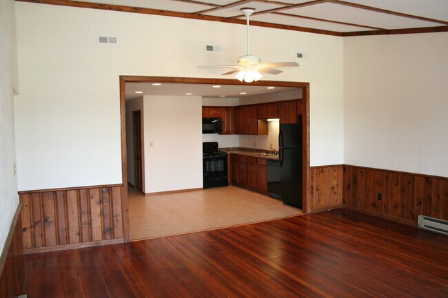 Espacio de cocina/sala de estar - 112 S Waupansie St