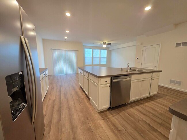 Foto del edificio - 5915 Hawkweed Dr