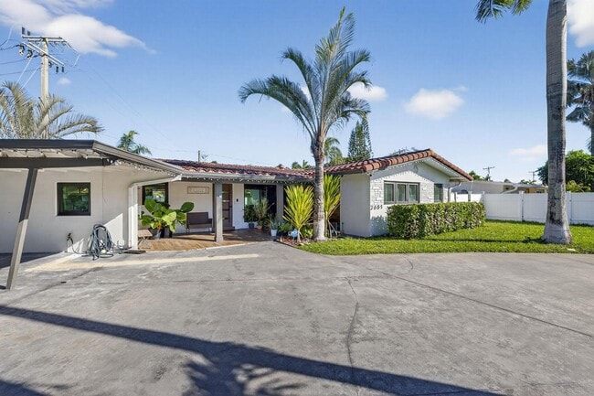 Building Photo - 2601 NE 8th Ct