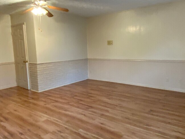 Building Photo - 830 Antioch Rd