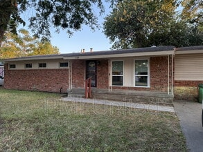 Building Photo - 224 E Oak Dr