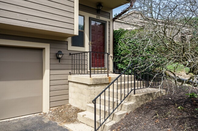 Building Photo - 652 Hidden Valley Ct