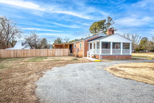 Foto del edificio - Remodeled 5 Bedrooms, 3 Full Baths