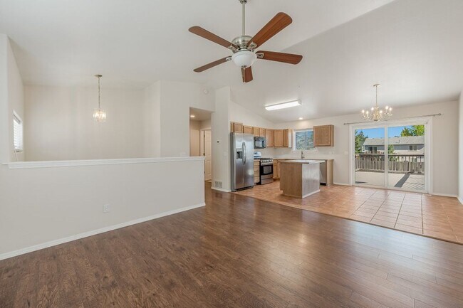 Foto del edificio - 4 bed 2 bath split level Hayden