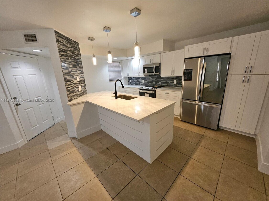 Foto principal - 1401 Village Blvd