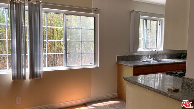 Foto del edificio - 443 S Wilton Pl