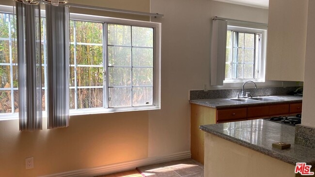 Building Photo - 443 S Wilton Pl