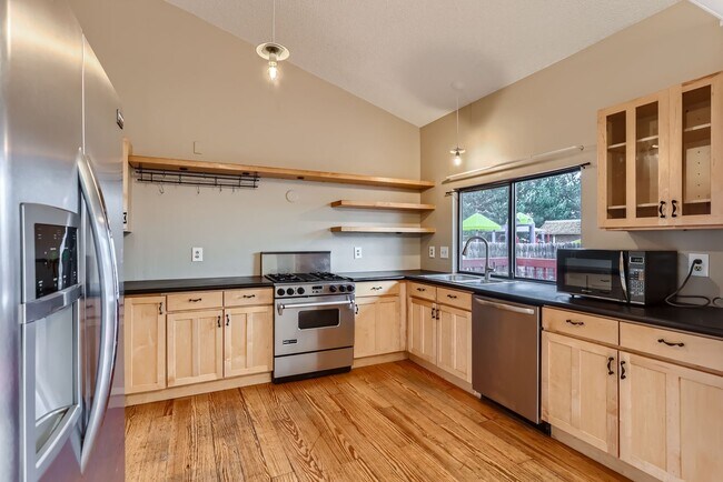 Foto del edificio - 5 bedroom Home in Cherry Creek School District! Great location- low maintenance yard! $500 off 1s...