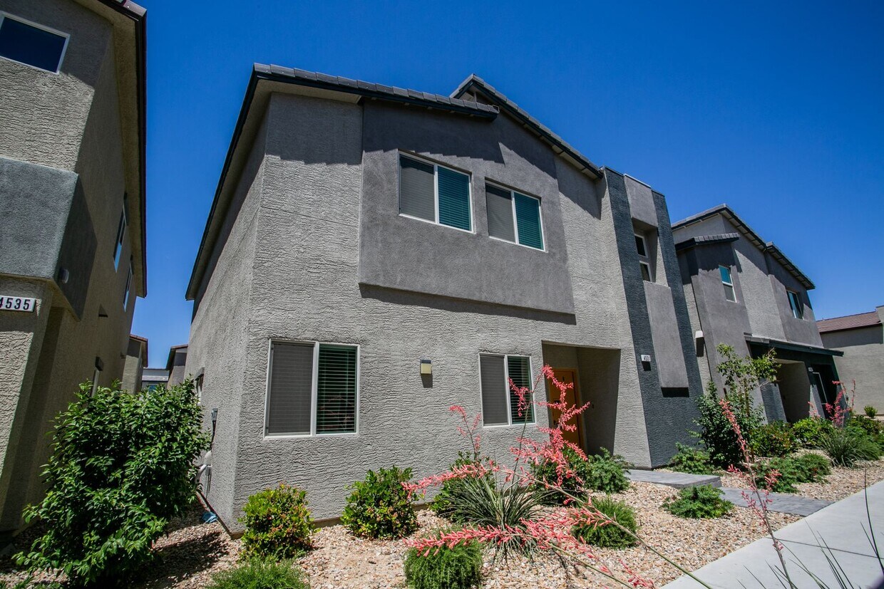Primary Photo - Beautiful Home in Valley Vista Available S...