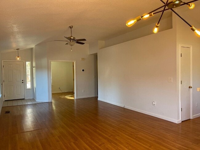 Foto del edificio - 4948 Bayridge Ln