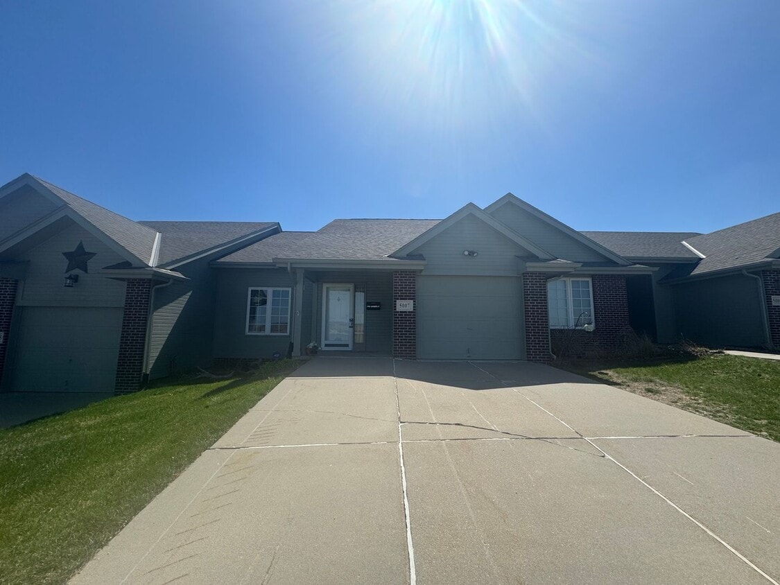 5007 Shannon Dr, Papillion, NE 68133 Townhome Rentals in Papillion NE