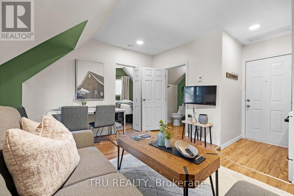 Primary Photo - 160-160 Metcalfe St